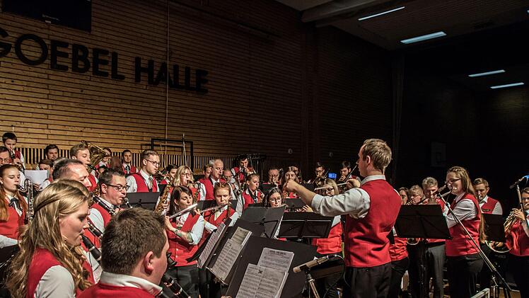 Impressionen vom Weihnachtskonzert mit dem Jugendorchester und dem Musikverein Stadt Rödental in der fast ausverkauften Franz-Goebel-Halle.Foto: Jochen Berger