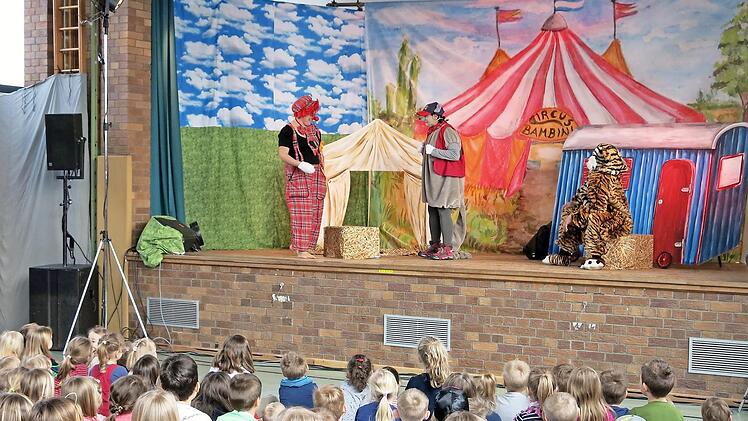 Auf der Bühne sind gerade der Clown, die Wühlmaus und der Tiger zu sehen.  Foto: Alfons Bischof