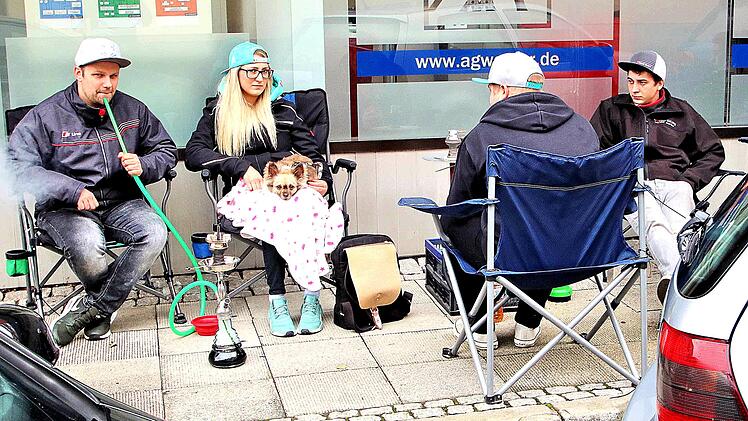 Mit Hündin Luna und einer Wasserpfeife war diese kleine Gruppe aus  Miltenberg nach Münnerstadt gekommen und schlug unweit des Oberen Tores ihr  Lager auf. Dieter Britz