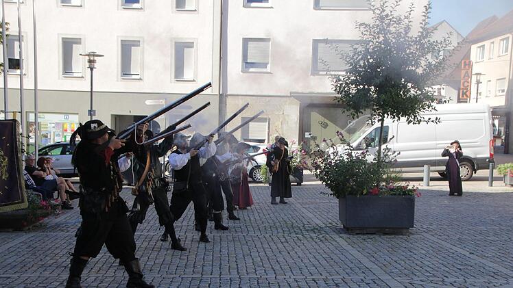 Versammlung auf dem Marktplatz in Höchstadt: Erst böllerten die Musketiere, dann gab es eine kurze Ansprache von Frank Greif, dem Sprecher der neu gegründeten  Kerwasfreunde und der Anstich eines kleinen Fasses Bier durch Bürgermeister Gerald Brehm. Am Freitag wird die Kirchweih dann offiziell eröffnet. Foto: Christian Bauriedel