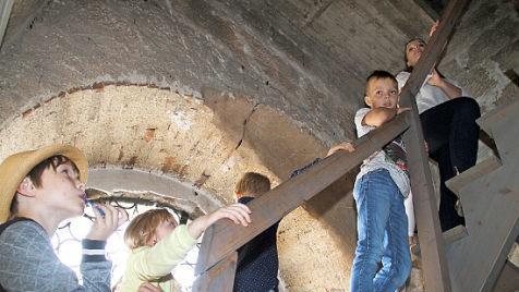 Hoch hinauf ging es bei der Besichtigung des Kirchturms.  Fotos: Gerda Völk
