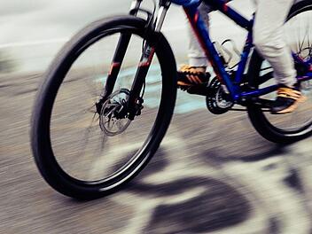 Ein 15-j&auml;hriges M&auml;dchen wurde in Oberfranken verletzt, als ein Auto ihren Lenker touchierte und sie daraufhin st&uuml;rzte. Anstatt anzuhalten, fuhr der unbekannte Fahrer aber einfach weiter. Symbolfoto: pixabay.com