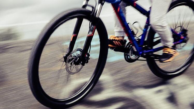 Ein 15-j&auml;hriges M&auml;dchen wurde in Oberfranken verletzt, als ein Auto ihren Lenker touchierte und sie daraufhin st&uuml;rzte. Anstatt anzuhalten, fuhr der unbekannte Fahrer aber einfach weiter. Symbolfoto: pixabay.com