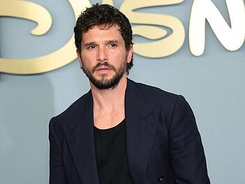 Kit Harington &uuml;bernimmt in der neuen "Harry Potter"-Serie die Rolle des Hogwarts-Professors Gilderoy Lockhart.