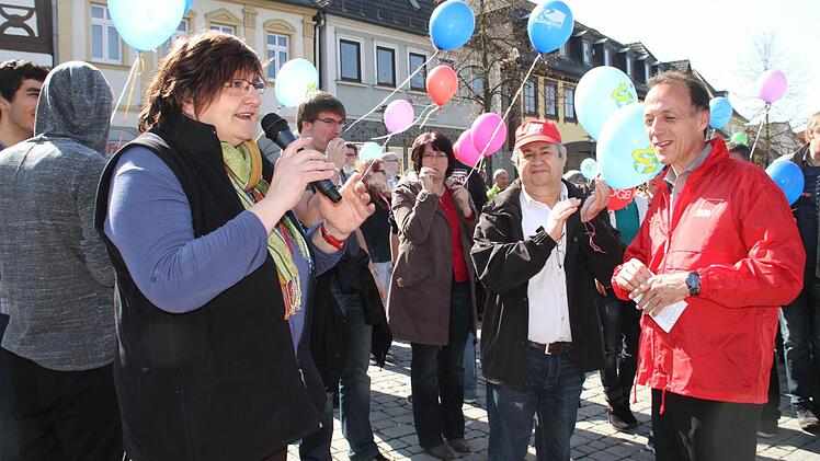 Pfarrerin Anne Salzbrenner und Sprecherin des Aktionsbündnis "Obermain ist bunt" setzt sich gemeinsam mit DGB-Kreisvorsitzenden Heinz Gärtner und DGB-Regionalgeschäftsführer Mathias Eckardt für ein buntes Lichtenfels ein.