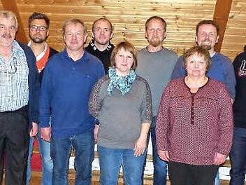 Bürgermeister Werner Diersch (links) mit der neuen Vorstandschaft (weiter von links): Harald Hübner (Vorsitzender), Matthias Hain (Vereinsausschuss, VA), Winfried Wunderlich (3. Vorstand, Spielleiter 1. Mannschaft), Alexander Böhner (VA), Evi Meisel (Frauenvertretung), Wolfgang Meisel (Jugendleiter), Gisela Liebisch (Schriftführerin), Sebastian Kauper (Zweiter Vorsitzender), Benjamin Wunderlich (VA), Matthias Pfeiff (Kassier) und Marco Meisel (VA) Fotos: Dieter Hübner