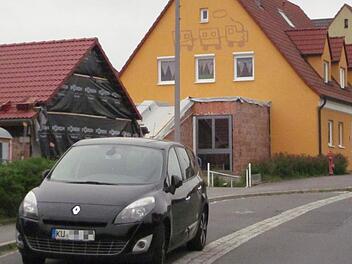 Der Parkplatz-Ärger vor dem Kindergarten in de Mainleuser Hauptstraße geht weiter. Foto: Stephan Tiroch