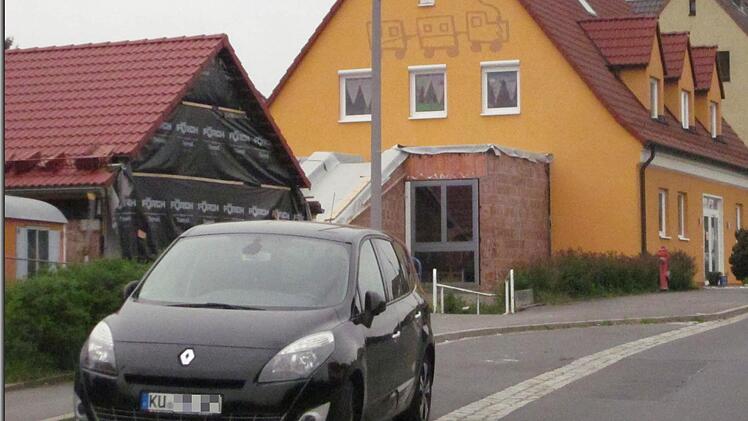 Der Parkplatz-Ärger vor dem Kindergarten in de Mainleuser Hauptstraße geht weiter. Foto: Stephan Tiroch