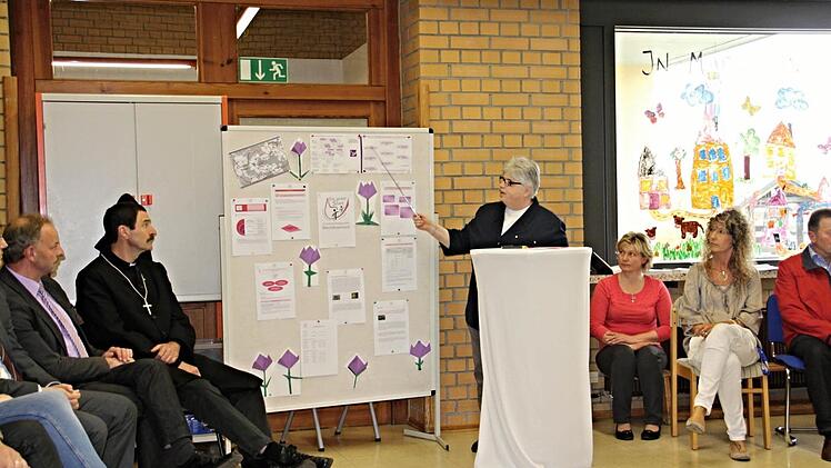 Tagesstättenleiterin Elisabeth Endres (am Pult) gibt einen Überblick über die Einrichtung.  Foto: Helmut Will