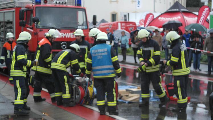 Das technische Equipment für den Einsatz der Rettungsschere wird vobereitet.