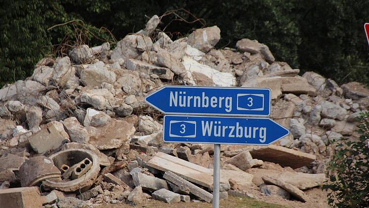 Der Bauschutt vom alten Motel wird noch vor Ort zerkleinert. Foto: Andreas Dorsch