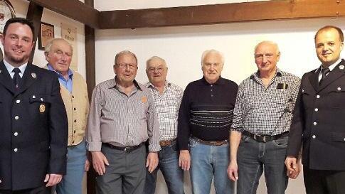Bei den Ehrungen (von lins): Kommandant Marco Gessner, Longin Wohlfart (60 Jahre Vereinsmitglied), Siegfried Schmitt (50 Jahre), Heribert Denner (60 Jahre), Walter Engel (60 Jahre), Otmar Weipert (40 Jahre) und Vorstand Nico Reu&szlig;.  Foto: Oliver Jurk