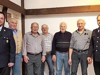 Bei den Ehrungen (von lins): Kommandant Marco Gessner, Longin Wohlfart (60 Jahre Vereinsmitglied), Siegfried Schmitt (50 Jahre), Heribert Denner (60 Jahre), Walter Engel (60 Jahre), Otmar Weipert (40 Jahre) und Vorstand Nico Reuß.  Foto: Oliver Jurk