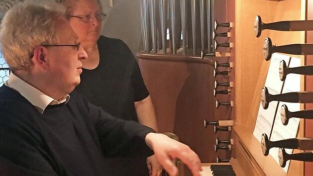 Professor Norbert D&uuml;chtel gl&auml;nzte an der Zeiler Orgel. Foto: Hofmann