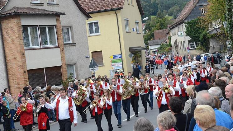 Zuschauer in Massen säumten links und rechts die Straßen und spendeten viel Applaus für den farbenprächtigen Festumzug. Foto: Karl-Heinz Hofmann
