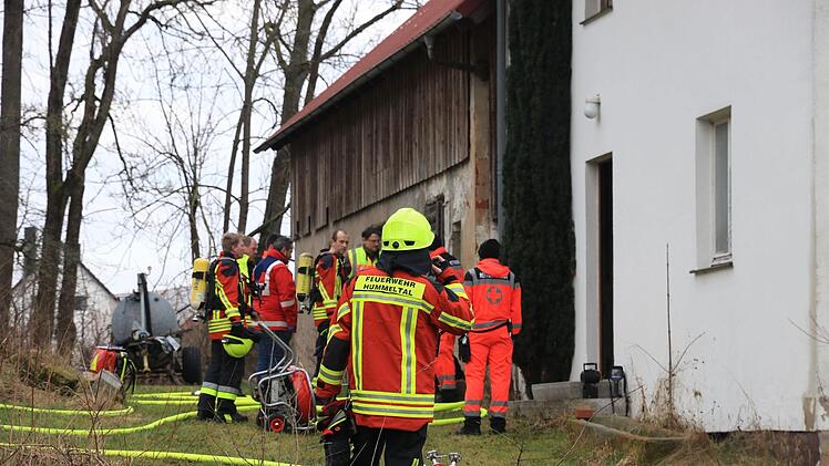 Nach dem Brand in einem Einfamilienhaus im Kreis Bayreuth hat die Feuerwehr einen Toten in einem der Zimmer gefunden. Foto: NEWS5 / Merzbach