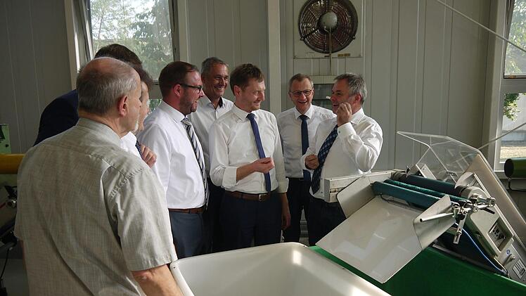 Sachsens Ministerpräsident Michael Ketschmer bei der Besichtigung der Firma Heim in Unterlauter.Berthold Köhler