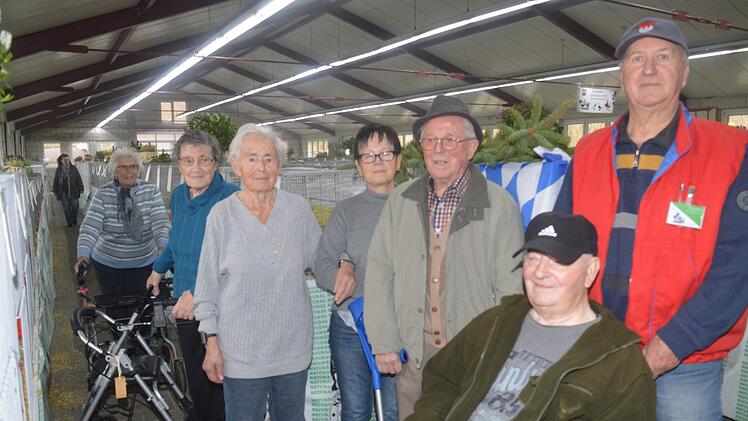 Willi Ortmann (3. von rechts)  f&uuml;hrt seine Mitbewohner &uuml;ber die Kreissschau. Foto: Arthur Stollberger