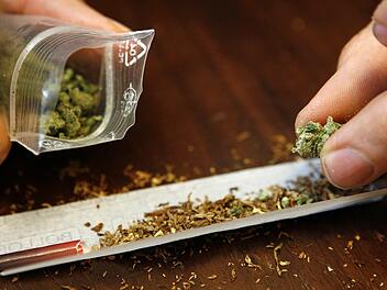 Ein Mann dreht sich einen Joint mit Marihuana. Gleich um 28 Kilogramm des Rauschgifts geht es bei einem Verfahren, das derzeit vordem Landgericht Bamberg verhandelt wird.Daniel Karmann, dpa
