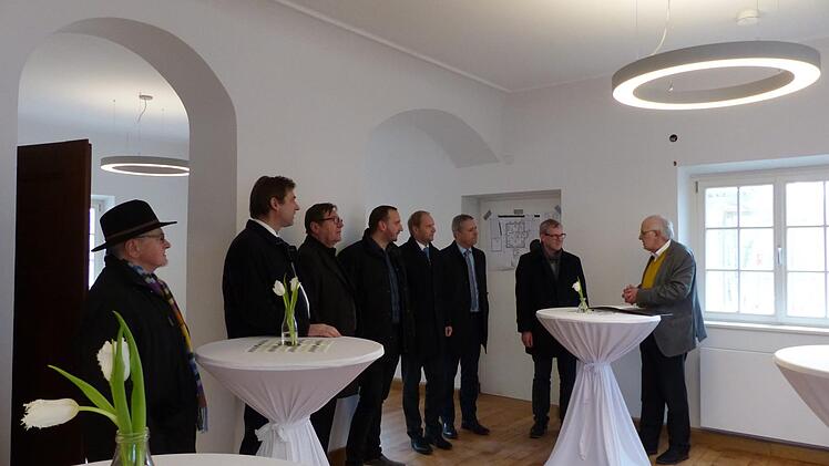 Eine kleine Delegation besuchte das Kuratenhaus in Heroldsbach. Foto: Pauline Lindner