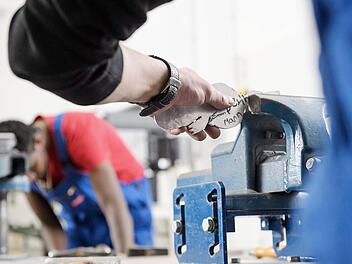 Fl&uuml;chtlinge arbeiten in einer Werkstatt der Handwerkskammer f&uuml;r Unterfranken. Foto: Daniel Peter