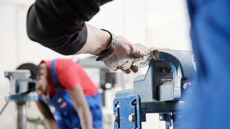 Fl&uuml;chtlinge arbeiten in einer Werkstatt der Handwerkskammer f&uuml;r Unterfranken. Foto: Daniel Peter