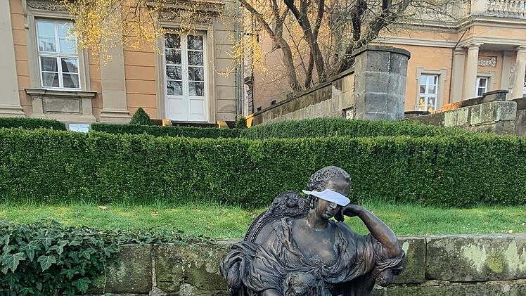 Bayreuth: Wissenschaftler und Akademiker nutzen Statuen f&uuml;r Protest - "ist Klimanotstand"
