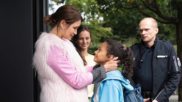 Steffi (Anja Kling, links) ist überglücklich, als sie mithilfe des Polizisten Lucas (Bernhard Conrad) ihre Enkelin Nele (Maïmouna Mbacké, Mitte) bei Ani (Franziska Wulf) in ihre Arme schließen kann.