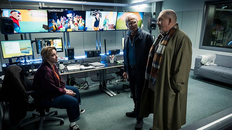 Max Ballauf (Klaus J. Behrendt) und Freddy Schenk (Dietmar B&auml;r, rechts) befragen Praktikantin Marie Wolters (Bineta Hansen), die s&auml;mtliches Videomaterial der Show unter ihren Fittichen hat.