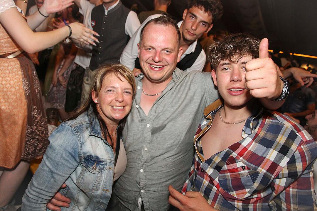 Tanzen, Feiern, Mitsingen &ndash; bayerische Partystimmung bis Mitternacht.