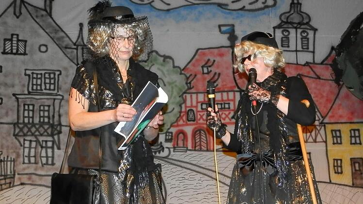 Die Dorftratschen Gunda Tirchner und Elfriede Berg gaben ihr Bestes.Foto: Rainer Fritsch