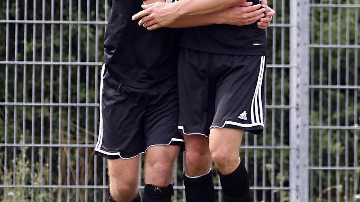 Jubel zweier Torschützen. Links Tobias Krines, rechts Peter Heyer.