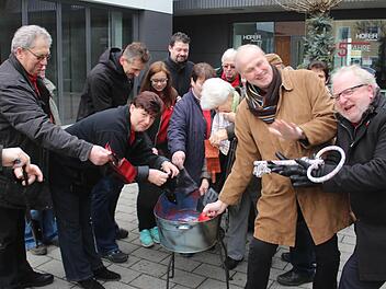 So ganz freiwillig gab Narren-Bürgermeister Andreas Hänjes (rechts außen) den Rathausschlüssel beim Geldbeutelwaschen nicht an Gerald Brehm zurück. Foto: Andreas Dorsch
