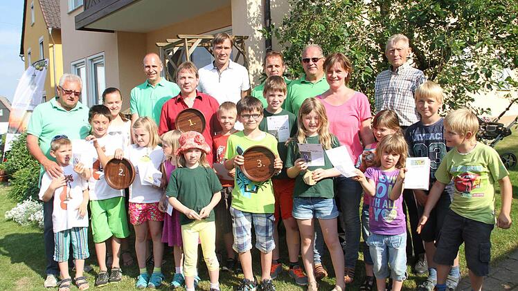 Die Gewinner der Rallye durch den Ort mit Landrat Christian Meißner und Kreisfachberater Michael Stromer (hintere Reihe 2. u. 3. v. li.).