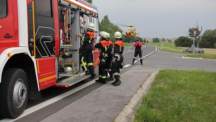 Auf dem Abbiegestreifen nach Eyrichshof landete der Rettungshubschrauber,Foto Ralf Kestel