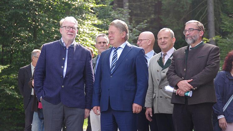 Der Minister hält die neue Aussichts- und Rastfläche für ein Juwel im Frankenwald. Foto: Marco Meißner