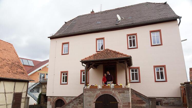 Das Paar wohnt im alten Pfarrhaus. Foto: Arkadius Guzy