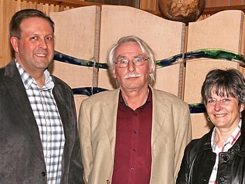 Abschied in den Ruhestand (von links): Christian Ziegler (Personalratsvorsitzender), Bernd-Theo Hansen, Karin Maywald (Schulleiterin).  Foto: Winfried Behringer
