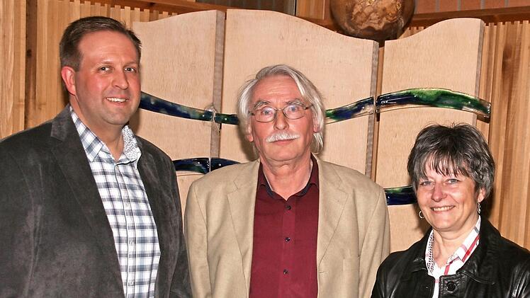 Abschied in den Ruhestand (von links): Christian Ziegler (Personalratsvorsitzender), Bernd-Theo Hansen, Karin Maywald (Schulleiterin).  Foto: Winfried Behringer