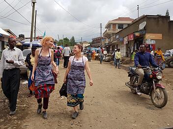 Unterwegs in Arusha in Tansania, 11 000 Kilometer entfernt von daheim: die Frisörinnen Anne Sünkel und Judith Reubel (von links) auf dem Weg zu einer Kunsthaarhändlerin Fotos: BR/Constantin Entertainment GmbH