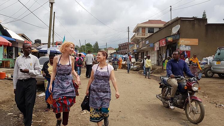 Unterwegs in Arusha in Tansania, 11 000 Kilometer entfernt von daheim: die Frisörinnen Anne Sünkel und Judith Reubel (von links) auf dem Weg zu einer Kunsthaarhändlerin Fotos: BR/Constantin Entertainment GmbH