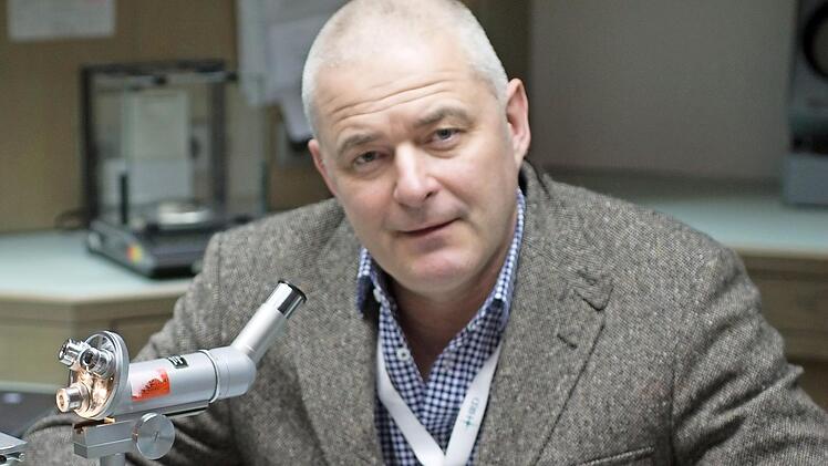 Der Erlanger Goldschmiedemeister und Gemmologe Wolfgang Schmauch kennt sich mit den edlen Steinen aus.  Foto: ih