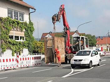 In der Weismainer Straße werden die Kanäle und Wasserleitungen erneuert. Um festzustellen, ob es im Verlauf der Bauarbeiten zu Schäden an der Straßendecke gekommen ist, läuft ein Beweissicherungsverfahren, das von einem Bayreuther Fachbüro durchgeführt wird. Foto: Stephan Stöckel.