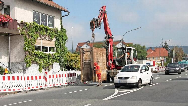 In der Weismainer Straße werden die Kanäle und Wasserleitungen erneuert. Um festzustellen, ob es im Verlauf der Bauarbeiten zu Schäden an der Straßendecke gekommen ist, läuft ein Beweissicherungsverfahren, das von einem Bayreuther Fachbüro durchgeführt wird. Foto: Stephan Stöckel.