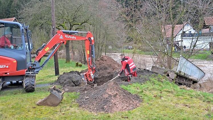 Das gerissene Stromkabel wird freigelegt.
