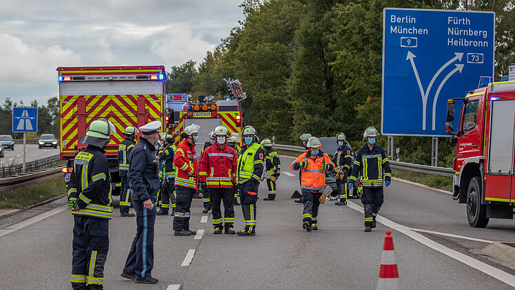 Schwerer Unfall auf B8 in Feucht