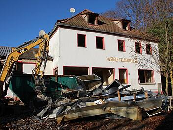Zug um Zug wird das Gasthaus am Kellerberg entkernt.  Foto: Andreas Dorsch