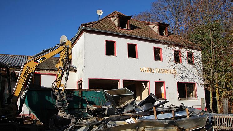 Zug um Zug wird das Gasthaus am Kellerberg entkernt.  Foto: Andreas Dorsch