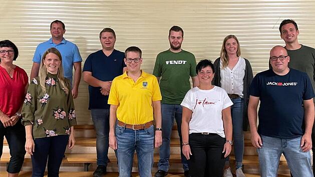 Den FC Alemannia Schw&auml;rzelbach f&uuml;hren (von links): Beisitzerin Petra Heim, 2. Vorsitzende Christina Dollinger, Kassier Alexander Heim, Beisitzer Maurice Vogler, 1. Vorstand Michael Eusemann, Beisitzer Marcel Heim, 2. Vorsitzende Katrin Kohlhepp, Beisitzerin Hannah Beck, Schriftf&uuml;hrer Andreas Gunkel und Beisitzer Lorenz Heim. Es fehlen die Beisitzer Frank Vogler, Wolfgang Scholz und Beisitzerin Katharina Heim.