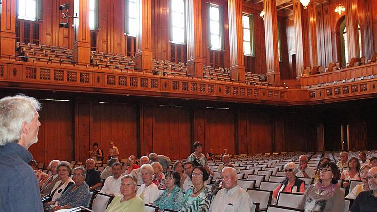 Erwin Full vom Staatlichen Bauamt stellte den Großen Saal des Regentenbaus vor. Fotos: Mäuser